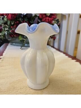 Rare! Vintage Fenton White And Periwinkle Glass Melon Vase With Ruffled Edge